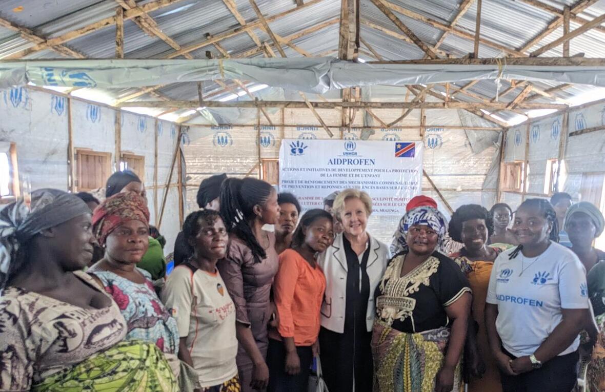 Gillian Triggs, Haut Commissaire assistante du HCR (au centre), rencontre des femmes déplacées internes sur le site de Luchagara, en République démocratique du Congo