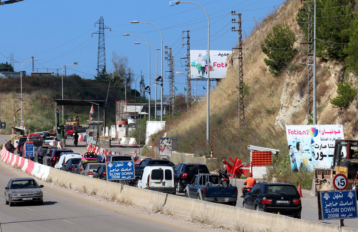 Lebanon. Long queue forms near southern checkpoint