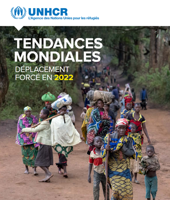 La couverture du rapport Tendances mondiales 2022 montre un groupe de personnes déplacées marchant le long d'un chemin de terre.