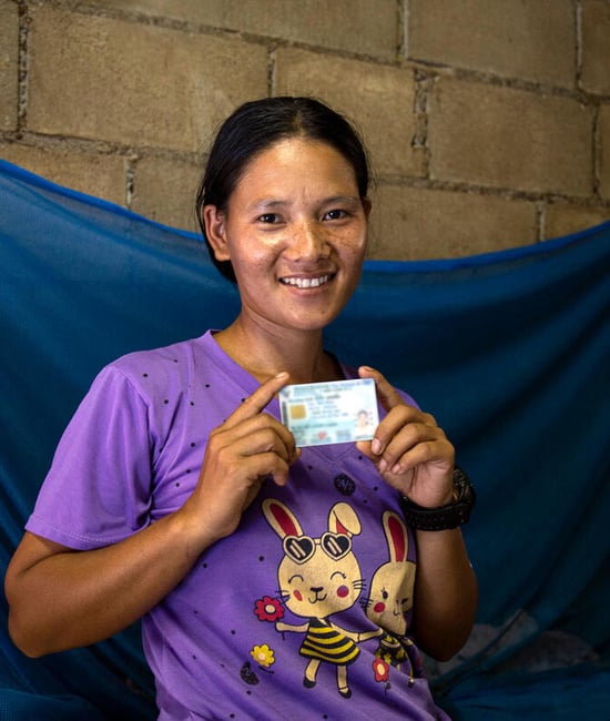 تحمل ميبيا – التي كانت عديمة الجنسية في السابق – هويتها التايلاندية الجديدة في منزلها في تشيانغ ماي، تايلاند. 