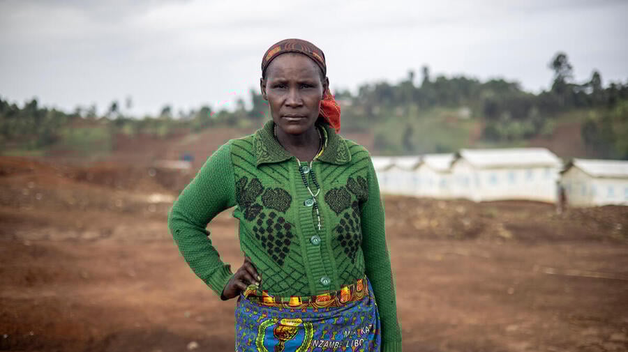 Alphonsine pose au petit matin sur le site de Plain Savo.