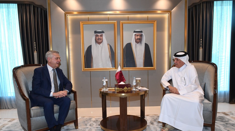 المفوض السامي، فيليبو غراندي خلال لقائه وزير الدولة للشؤون الخارجية، سلطان بن سعد المريخي في مقر وزارة الخارجية القطرية.