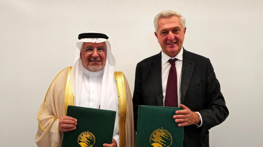 فيليبو غراندي، المفوض السامي للأمم المتحدة لشؤون اللاجئين، والدكتور عبد الله الربيعة، المشرف العام على مركز الملك سلمان للإغاثة والأعمال الإنسانية، أثناء توقيع الاتفاقية.