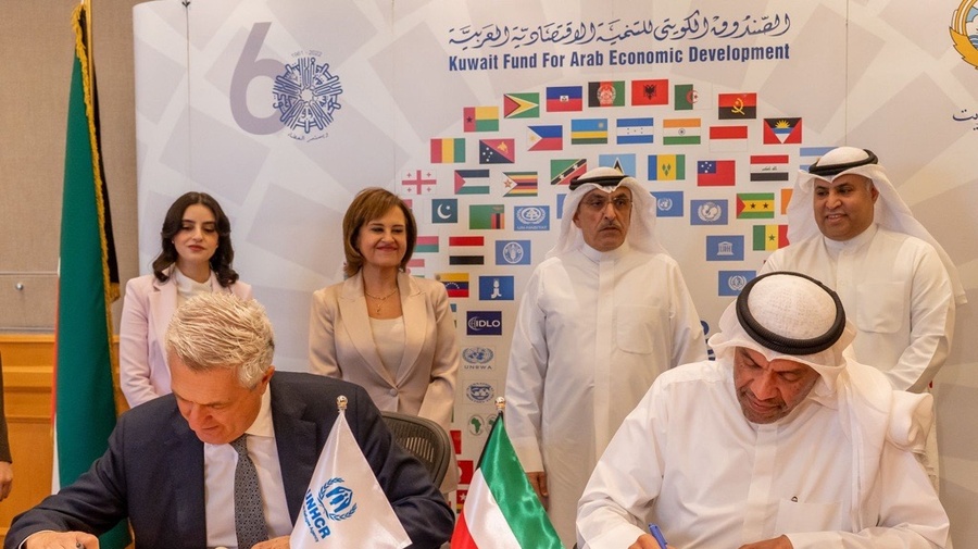 المفوض السامي للأمم المتحدة لشؤون اللاجئين، فيليبو غراندي، أثناء توقيع الاتفاقيتين مع وزير الخارجية الكويتي ورئيس مجلس إدارة الصندوق الكويتي للتنمية الاقتصادية العربية، عبد الله اليحيا.