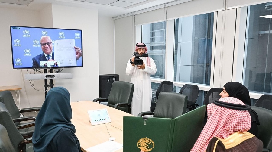 جانب من التوقيع على الاتفاقية عبر تقنية الفيديو.