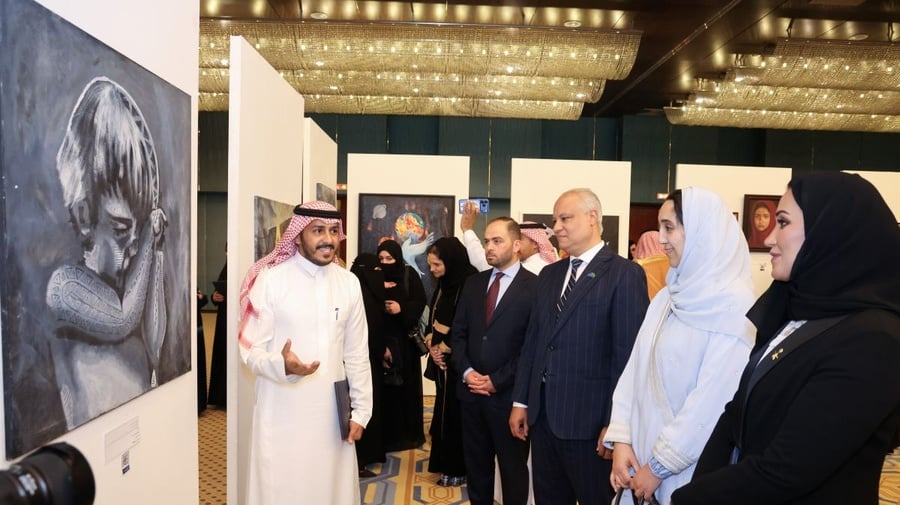 جانب من المعرض الفني الذي أقامته المفوضية للاحتفاء بيوم اللاجئ العالمي في الرياض.