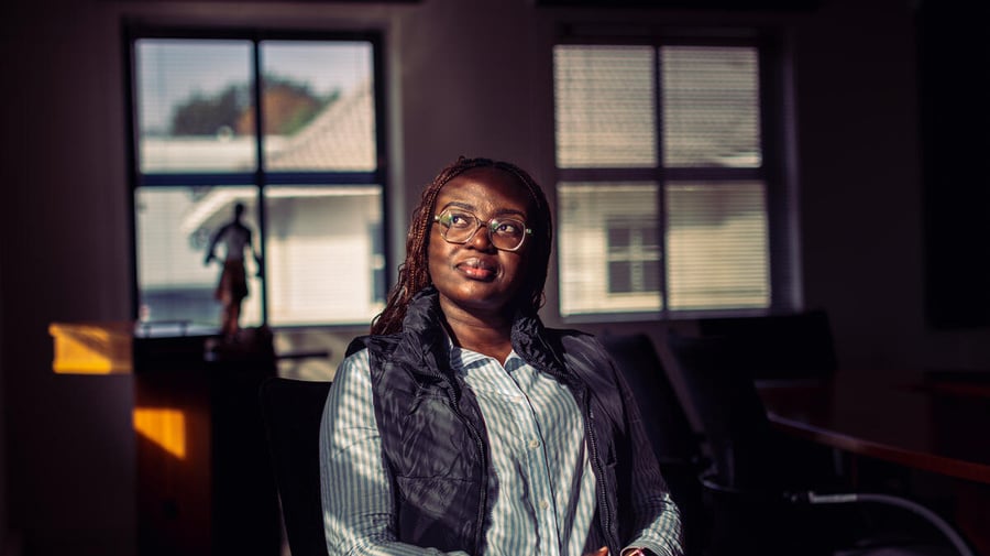 سارة، لاجئة كونغولية تبلغ من العمر 28 عاماً وتعيش في جنوب إفريقيا، تعمل كمسؤولة برامج في معهد مانديلا لدراسات التنمية في جوهانسبرغ.