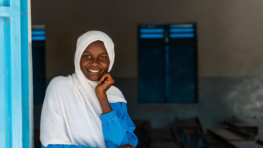 اللاجئة السودانية حواء أحمد آدم، 18 عاماً، في مدرستها الثانوية في مخيم فرشانا للاجئين في شرق تشاد.