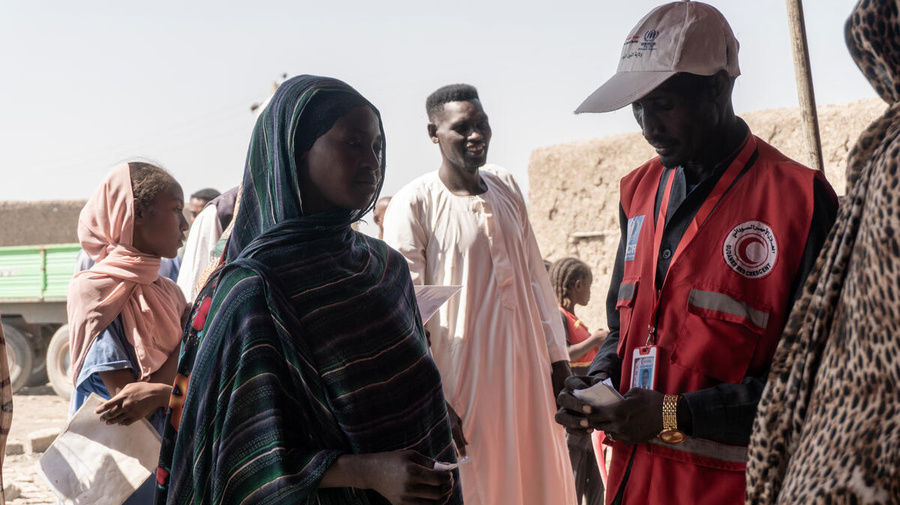 Families in Sudan receive non-food items from UNHCR and local partners