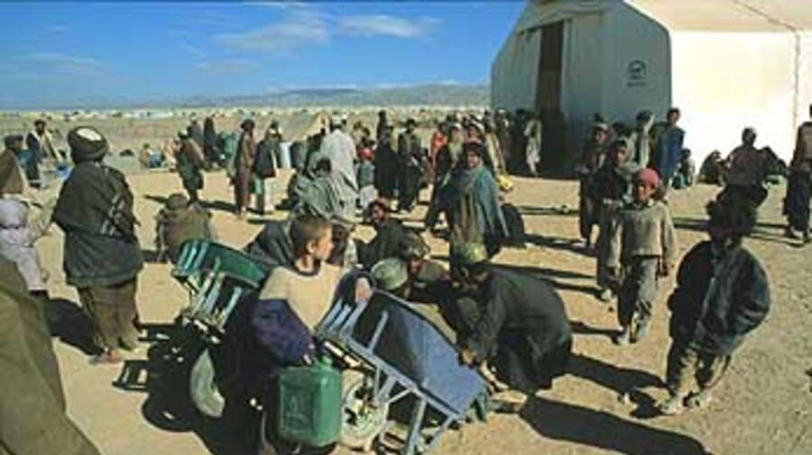 New Afghan refugees arrive in Pakistan's Roghani camp.