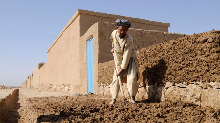 A refugee returnee in Mazar-e-Sharif builds a new home with assistance from UNHCR.