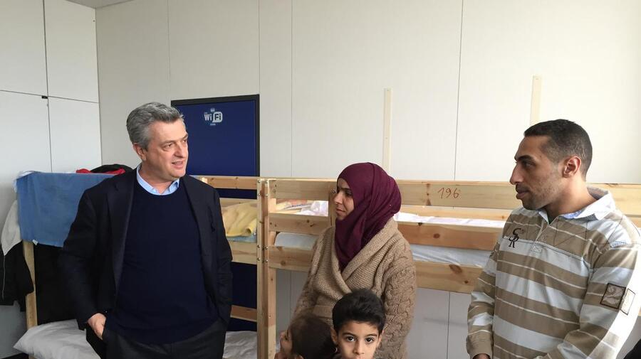 Grandi meets with Syrian refugees at Berlin reception centre 