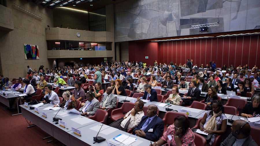 Une salle dans un centre de conférence remplie de monde