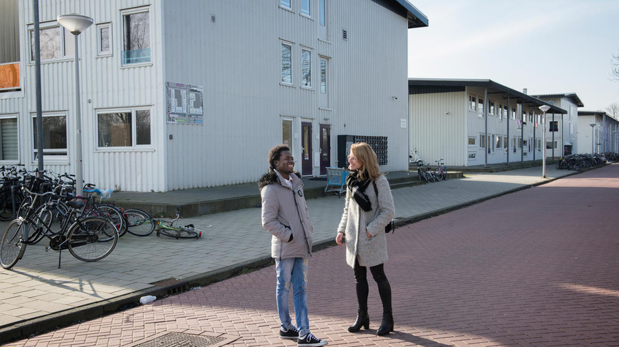 Deux amis dehors riant dans la rue aux Pays-Bas