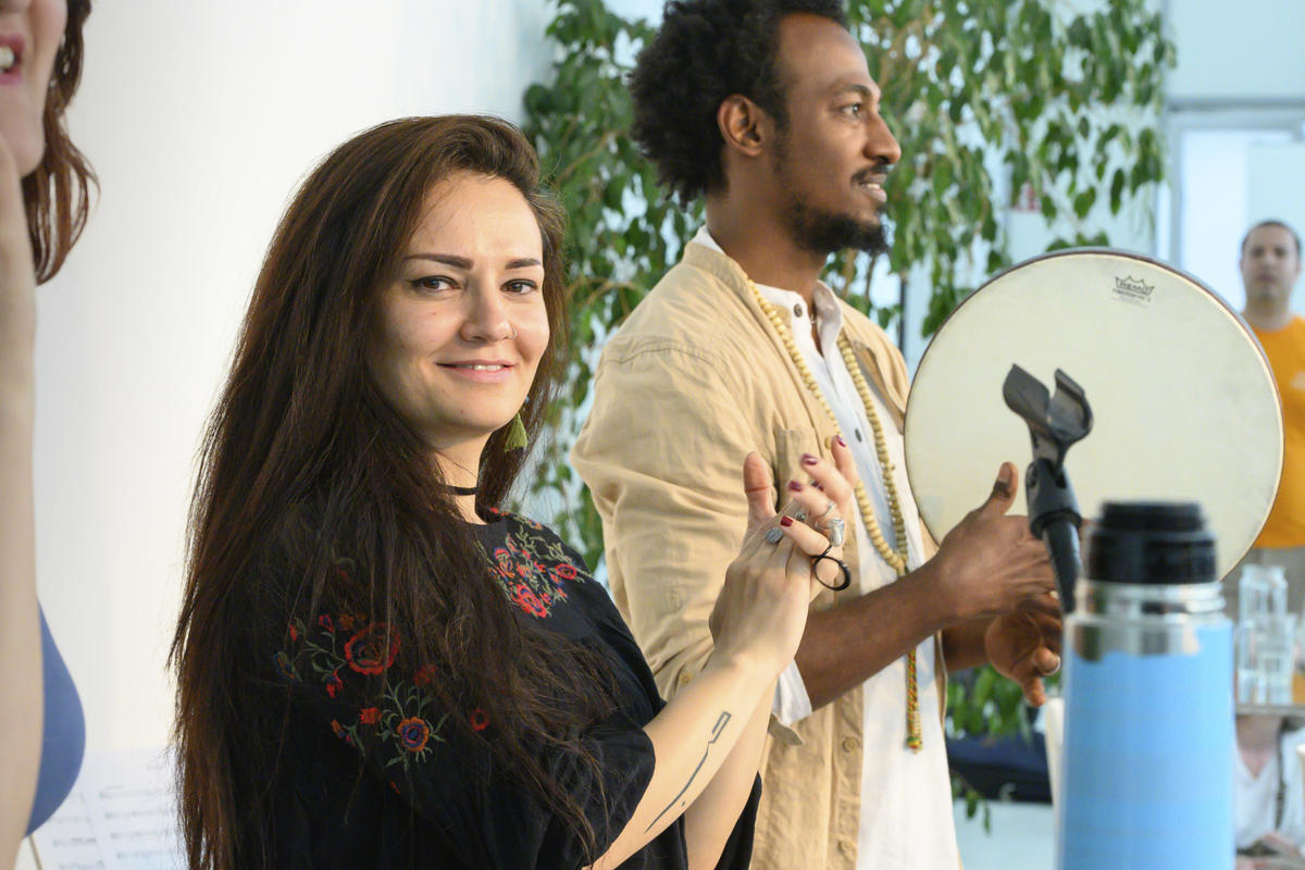Austria. UN Secretary-General drops by on music workshop featuring refugees and cellist Yo-Yo Ma