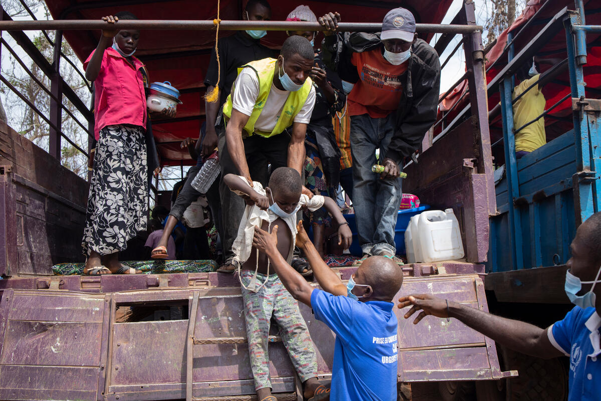 Democratic Republic of Congo. High Commissioner visits CAR refugees