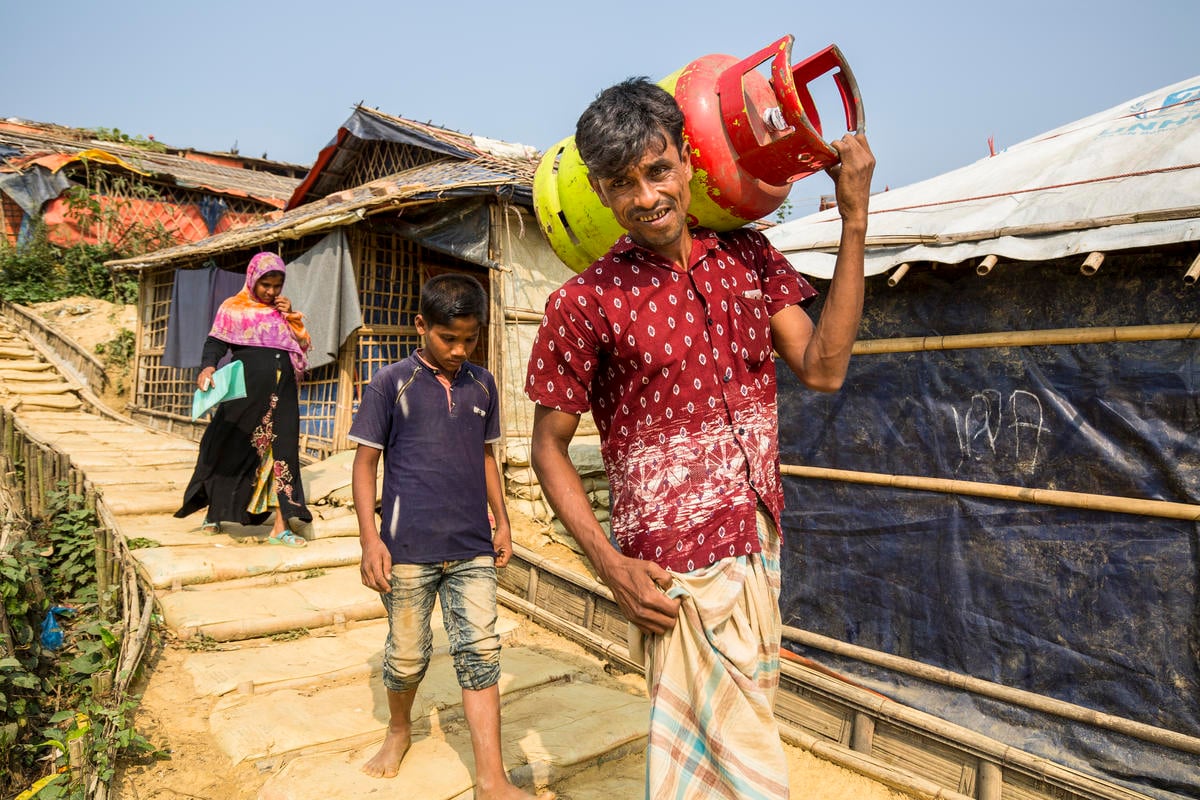 Bangladesh. Rohingya Receive Gas Stoves