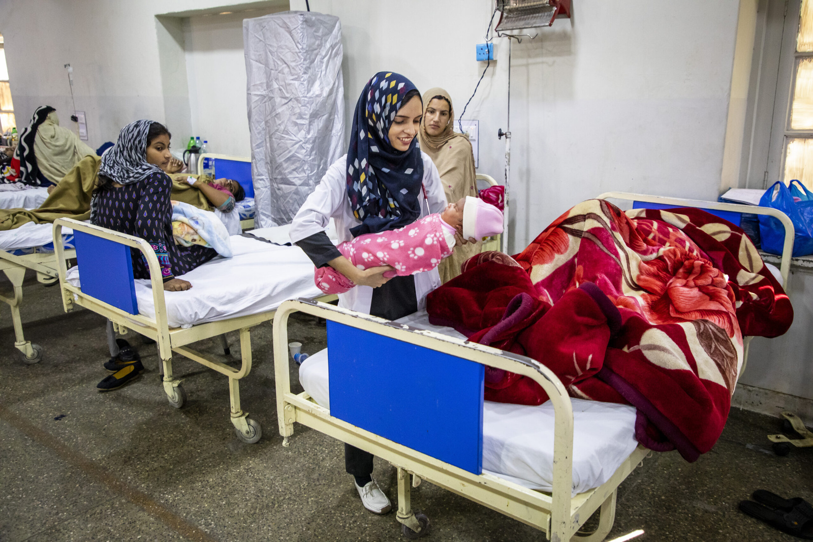Saleema在聖家醫院的產後病房，照顧女性及她們的初生嬰兒，© UNHCR/Roger Arnold