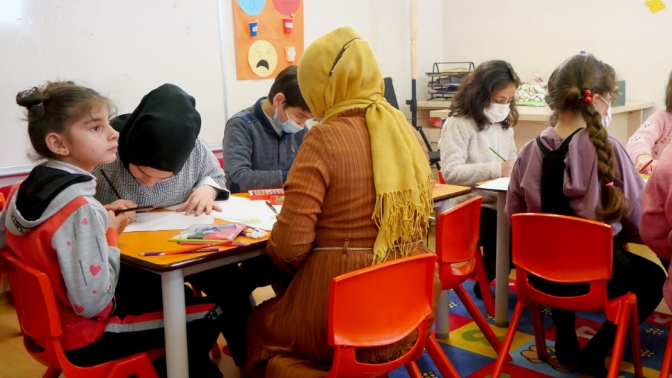 敍利亞兒童在心理學家陪同下在土耳其首都安卡拉參與繪畫環節。© UNHCR/Seyedsaram Hosseini