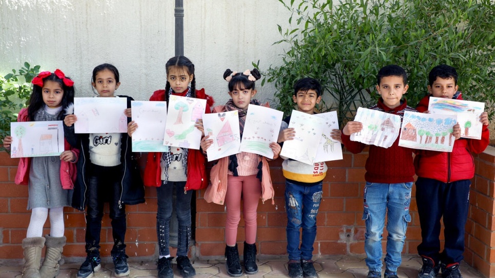 （由左至右）9 歲的 Marah、7 歲的 Mais、10 歲的 Noora、 9 歲的 Sajida、7 歲的 Aous、8 歲的 Ahmed、8 歲的 Ahmed 在約旦馬達巴的社區中心。© UNHCR/Lilly Carlisle
