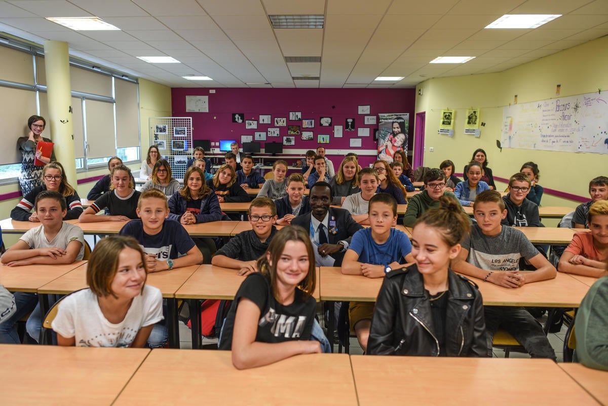 France. Schoolchildren bond with refugee chefs and rappers