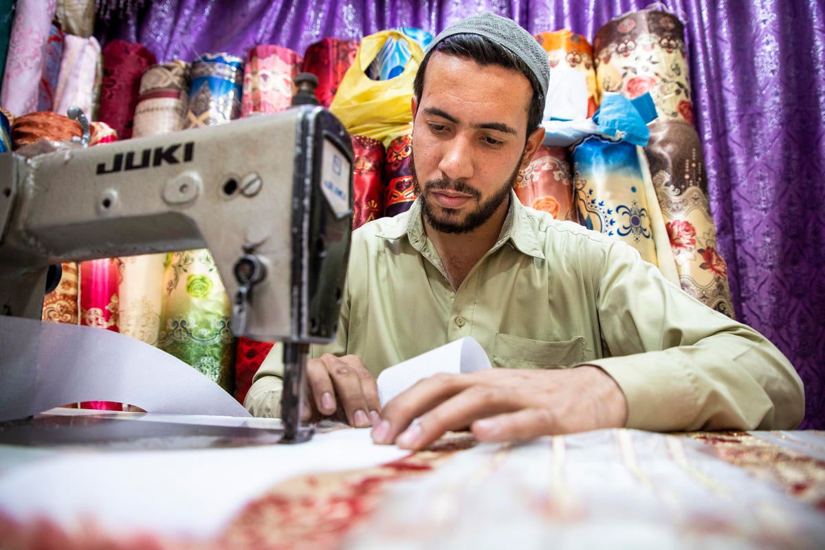 Pakistan. Afghan refugees benefit from law allowing them to open bank accounts