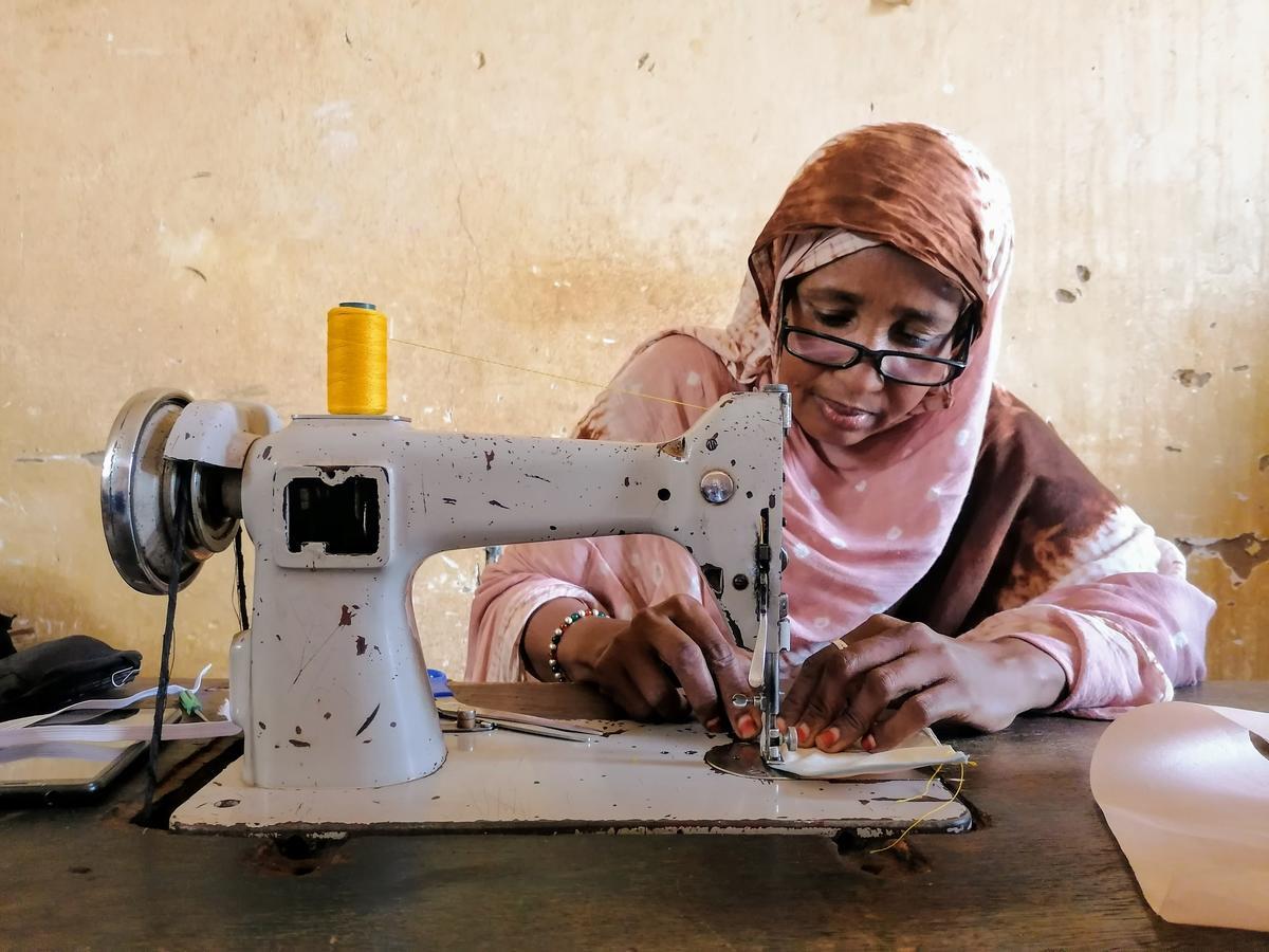 Niger. Don't die, please buy – Malian artisan refugees make COVID-19 face masks