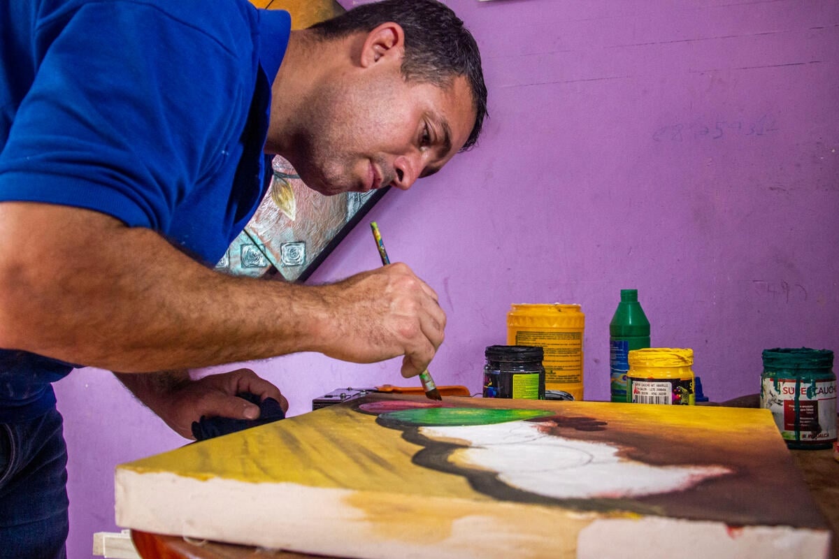 Ecuador. Displaced Venezuelan family makes a living from art