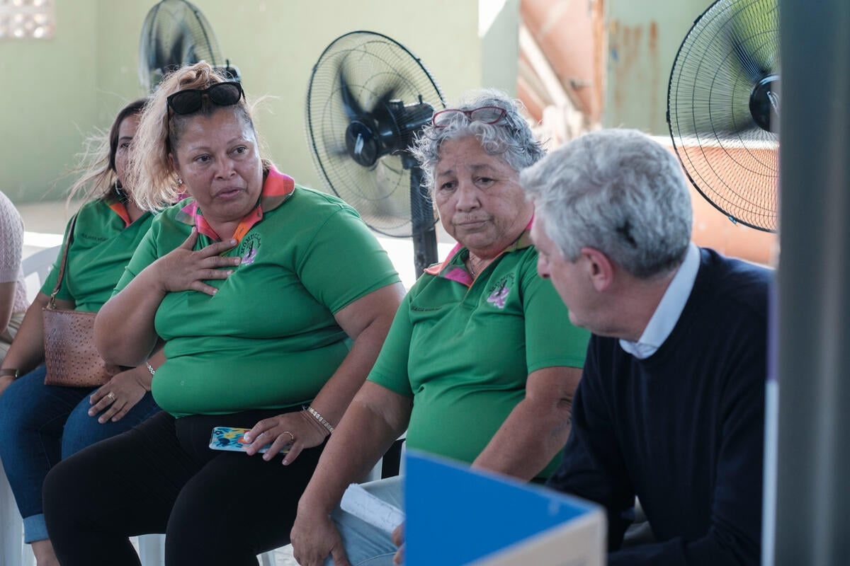 Integrantes de MOMUCLAA, una organización de mujeres, comparten con Filippo Grandi, Alto Comisionado para los Refugiados, las dificultades que han enfrentado.