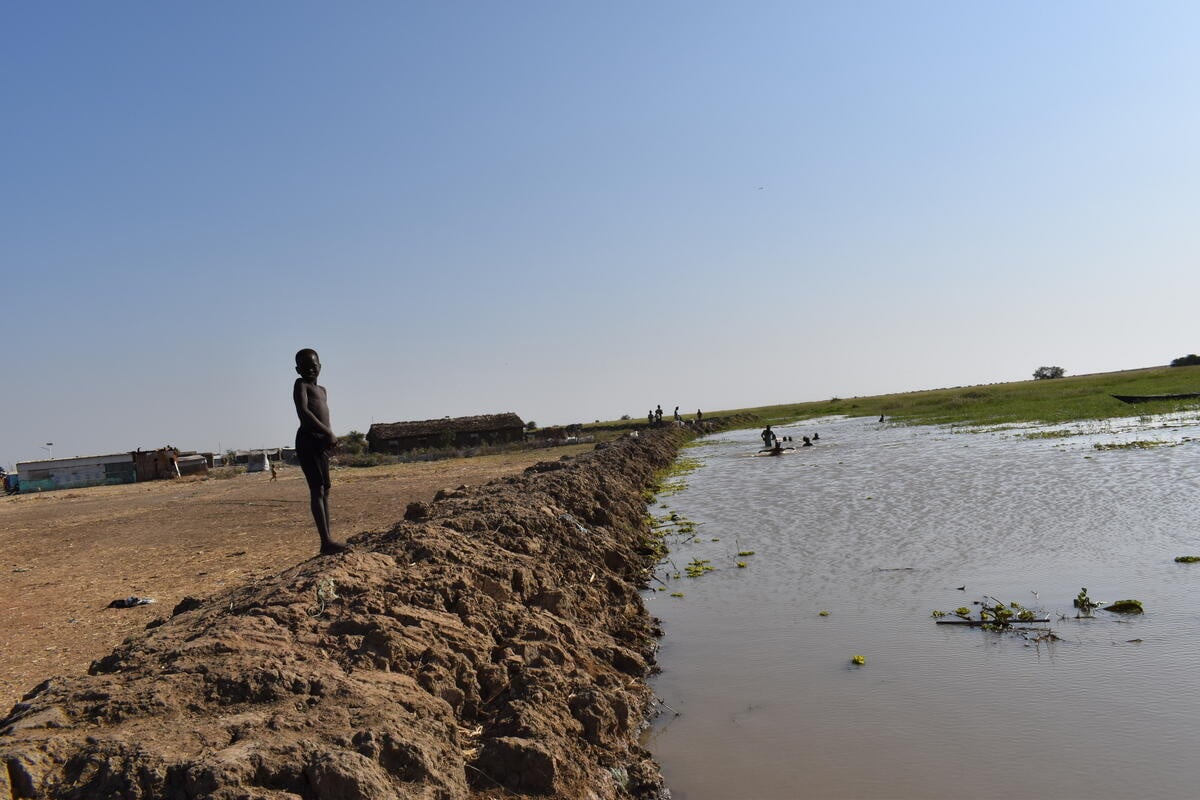 Sudan. A dike constructed by UNHCR near Al Redis 1 camp to hold back floodwaters. 