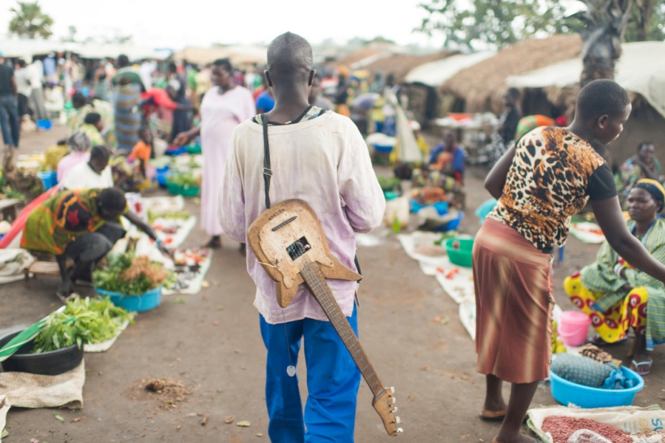 Walk through a bustling refugee camp market