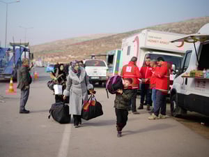 لاجئون سوريون مقيمون في تركيا يصلون إلى معبر باب الهوى الحدودي في يناير 2025 في طريق عودتهم إلى ديارهم.