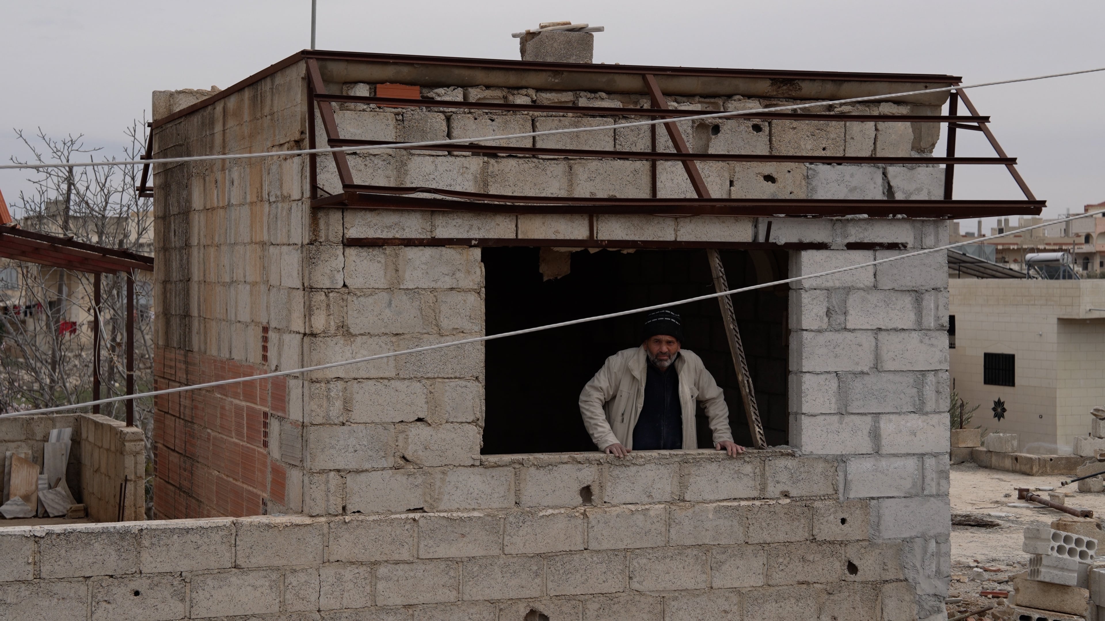 بدأ أبو عباس بإصلاح منزل عائلته المتضرر جراء القصف.