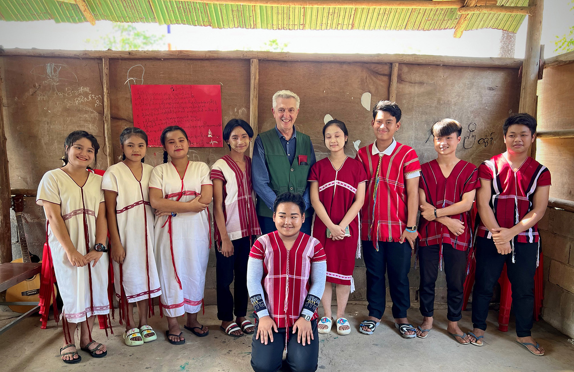 High Commissioner Grandi with 9 smiling members of a youth committee in Thailand.