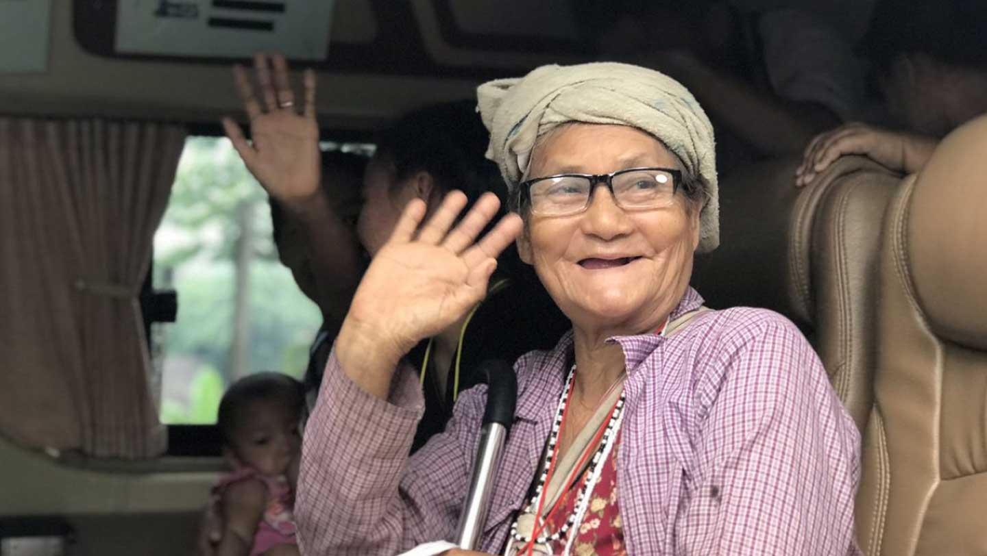 คุณยายผู้ลี้ภัย วัย 82 ปี และครอบครัว พร้อมที่จะเดินทางกลับบ้านในประเทศเมียนมา ©UNHCR/Caroline Gluck