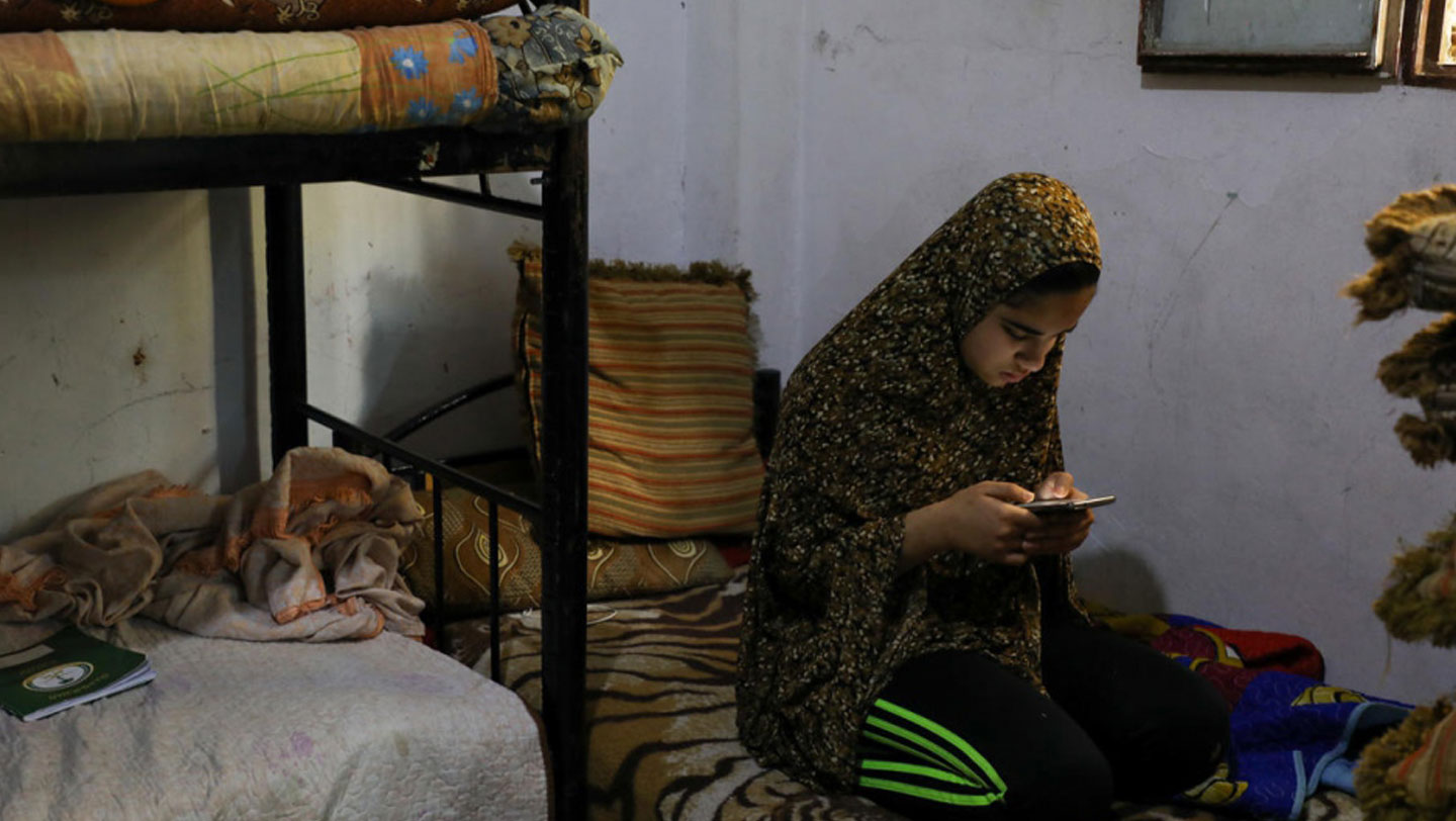 Fadia, 14, attempts to do an online test as part of her e-learning at home in Amman, Jordan. © UNHCR/Lilly Carlisle