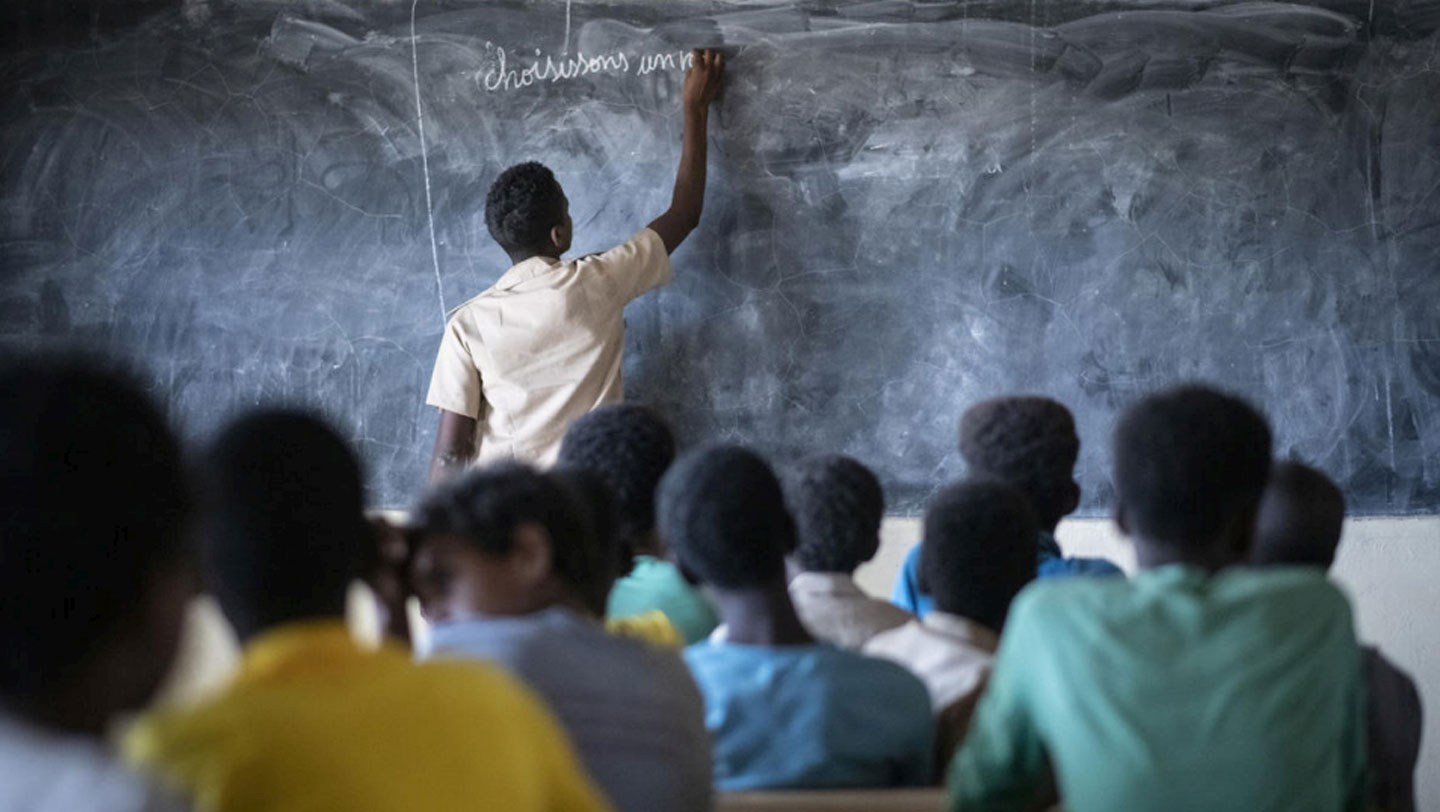 A Malian refugee student plays the role of teacher at a school in Goudoubo camp. Because of rising insecurity teachers no longer show up and students often teach each other. © UNHCR/Sylvain Cherkaoui