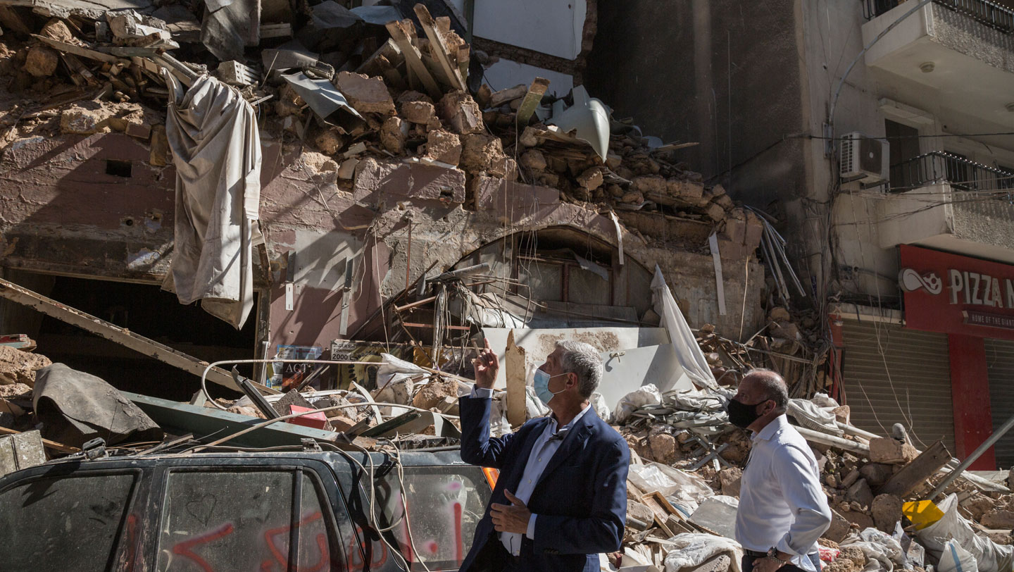 Grandi visits the badly damaged neighbourhoods in central Beirut close to the epicenter of the explosion. © UNHCR/Sam Tarling