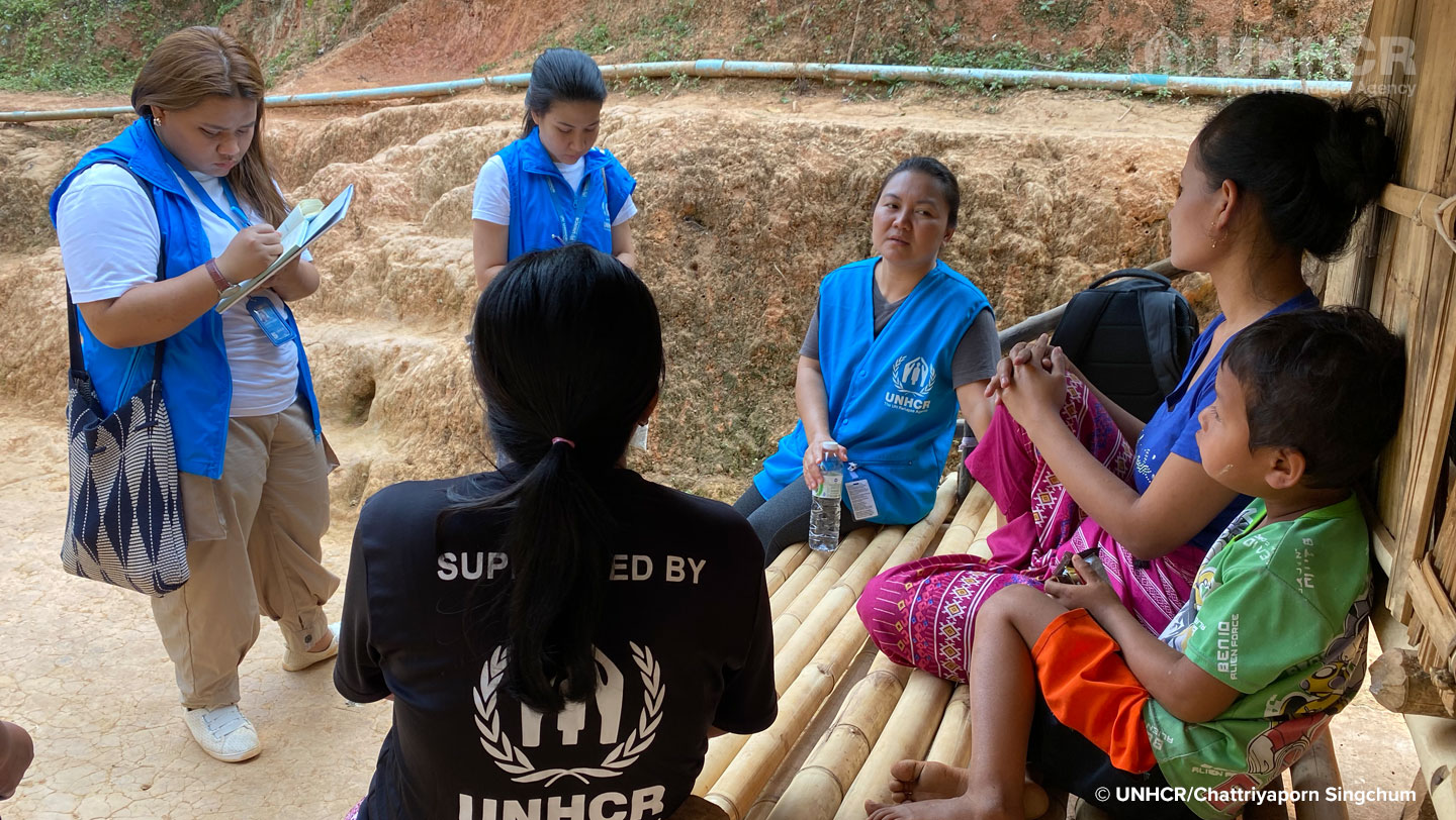 กอ พอ มู (นามสมมุติ) และลูกชายวัย 6 ขวบ ได้รับความช่วยเหลือจากกลุ่มอาสาสมัครในค่ายผู้ลี้ภัย ที่สนับสนุนโดย UNHCR ©UNHCR/Chattriyaporn Singchum