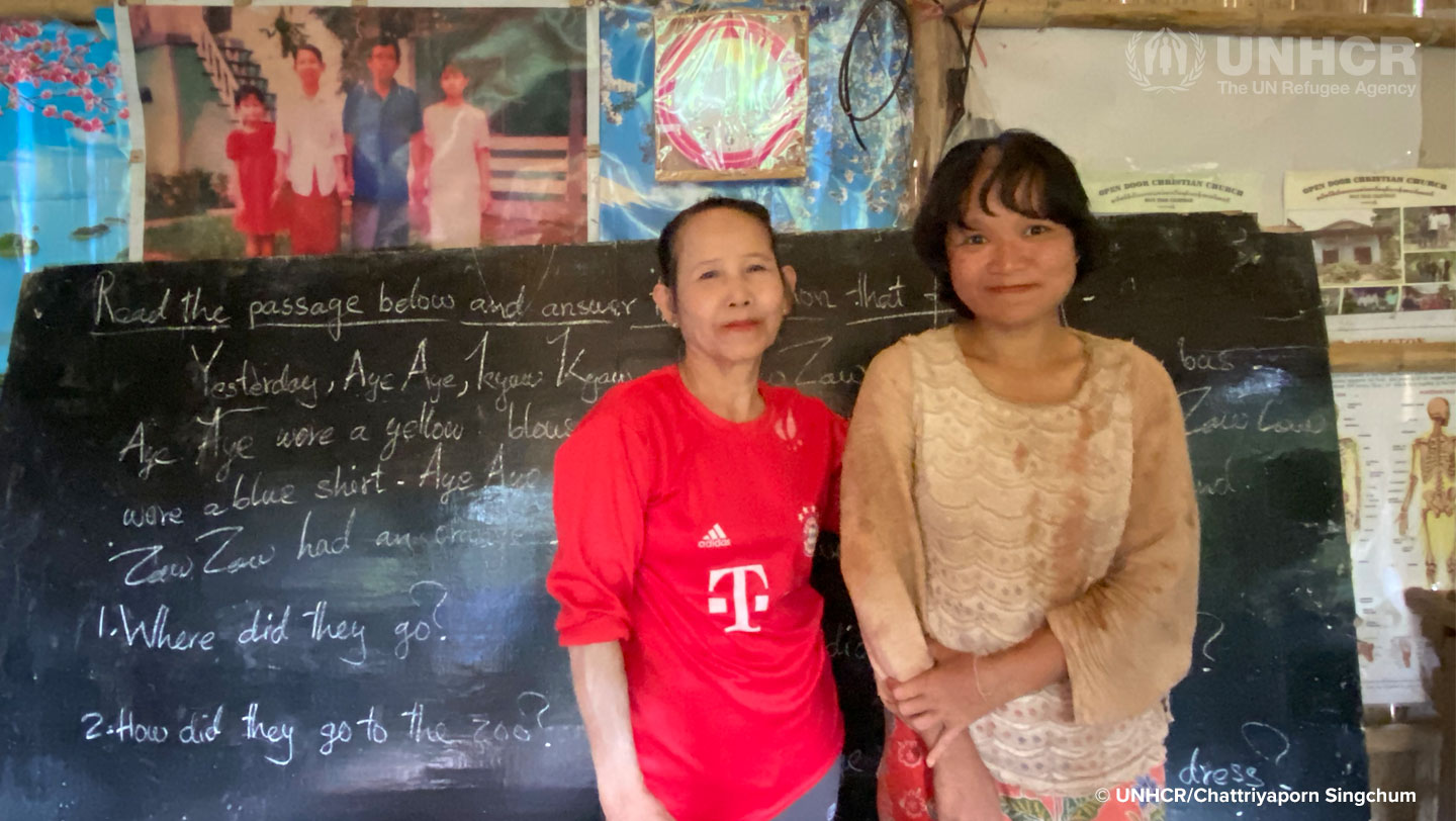นอว มู เซ (ขวา) ต้องเผชิญกับความโหดร้ายและสุขภาพที่แย่ลงในระหว่างลี้ภัยส่งผลต่อสภาพจิตใจของเธออย่างรุนแรง ทำให้เธอต้องได้รับการดูแลสุขภาพจิตอย่างต่อเนื่อง ©UNHCR/Chattriyaporn Singchum