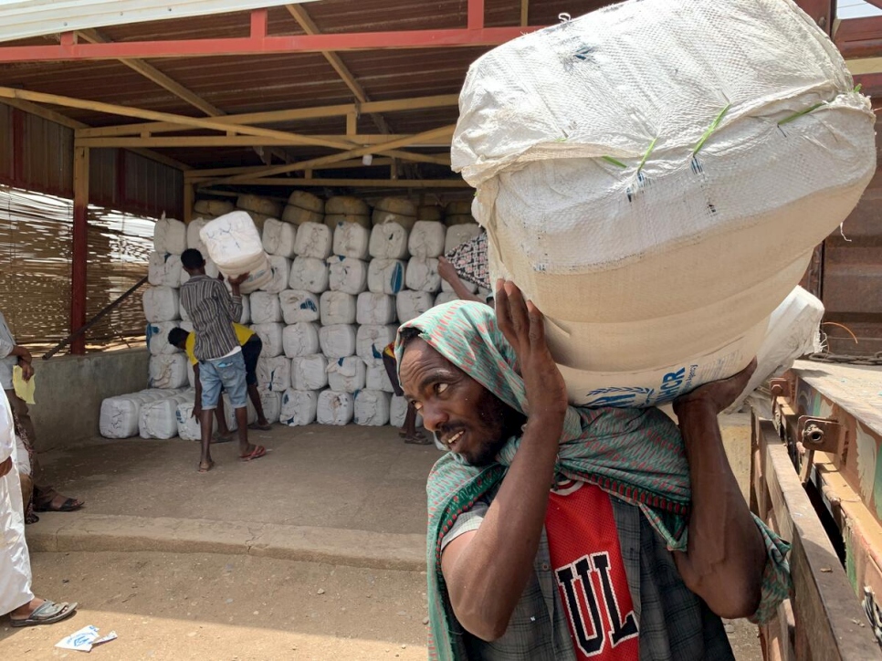 Ethiopian refugees receive emergency relief items at a site near the Ethiopia-Sudan border. © UNHCR/Assadullah Nasrullah