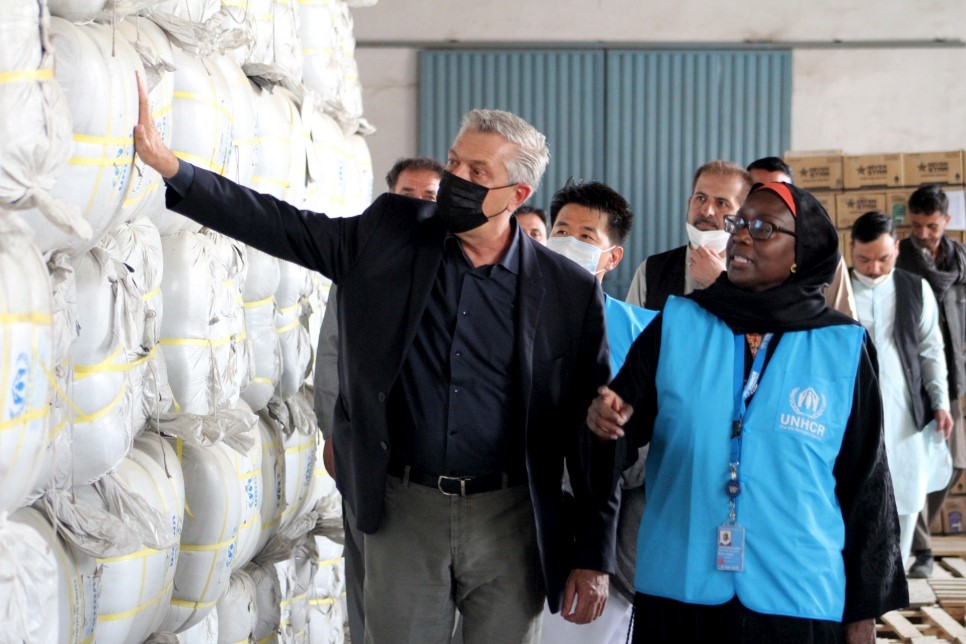 UN High Commissioner for Refugees Filippo Grandi inspects emergency relief items at a warehouse in Kabul, Afghanistan. © UNHCR/Ghulam Abbas Farzami