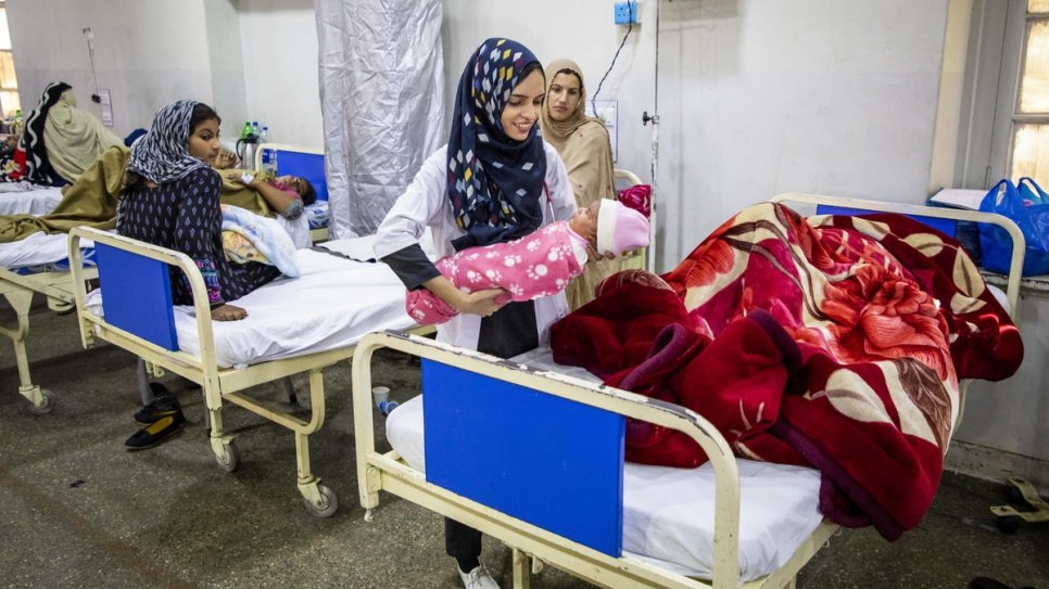 ซาลีมา ให้การดูแลผู้หญิงและทารกแรกเกิดในหอผู้ป่วยหลังคลอดในโรงพยาบาลครอบครัวศักดิ์สิทธิ์ © UNHCR/Roger Arnold