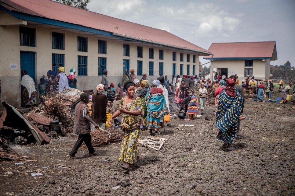 People fleeing the eruption of Mount Nyiragongo volcano in the Democratic Republic of the Congo seek shelter in the town of Sake, May 2021. UNHCR immediately began providing assistance.  © UNHCR/Guerchom Ndebo