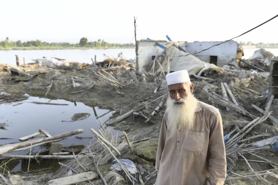 Bahadur Khan and his family had only minutes to flee their home in Pakistan’s north-western Khyber Pakhtunkhwa province before it was swept away by flooding. © UNHCR/Usman Ghani