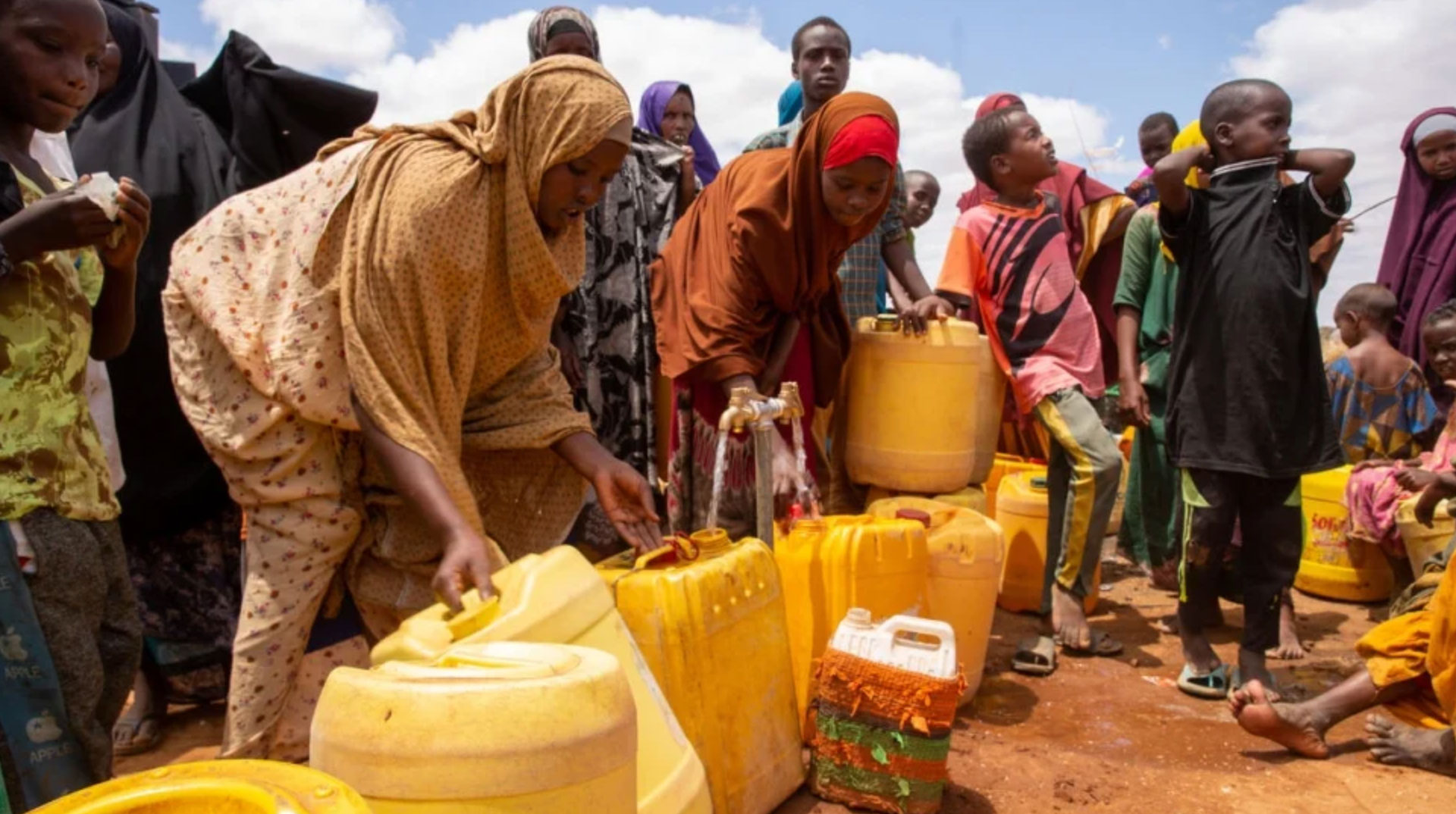 Recently arrived refugees from Somalia line up to collect water from a tank at Dagahaley camp in Dadaab, Kenya. © UNHCR/Charity Nzomo