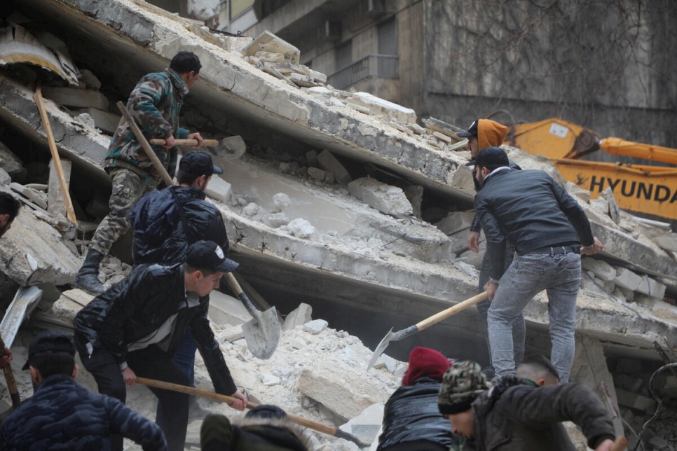People search for survivors under the rubble of a collapsed building in the Al-Aziziyeh neighborhood of Aleppo, Syria, following two powerful earthquakes that struck the region on 6 February. © UNHCR/Hameed Maarouf