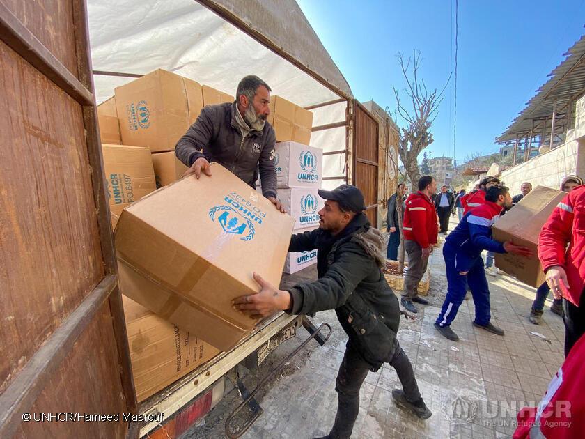 Relief items including high-thermal blankets and kitchen sets are unloaded for distribution at the mosque in the Suleiman Al-Halabi neighbourhood of Aleppo. © UNHCR/Hameed Maarouf