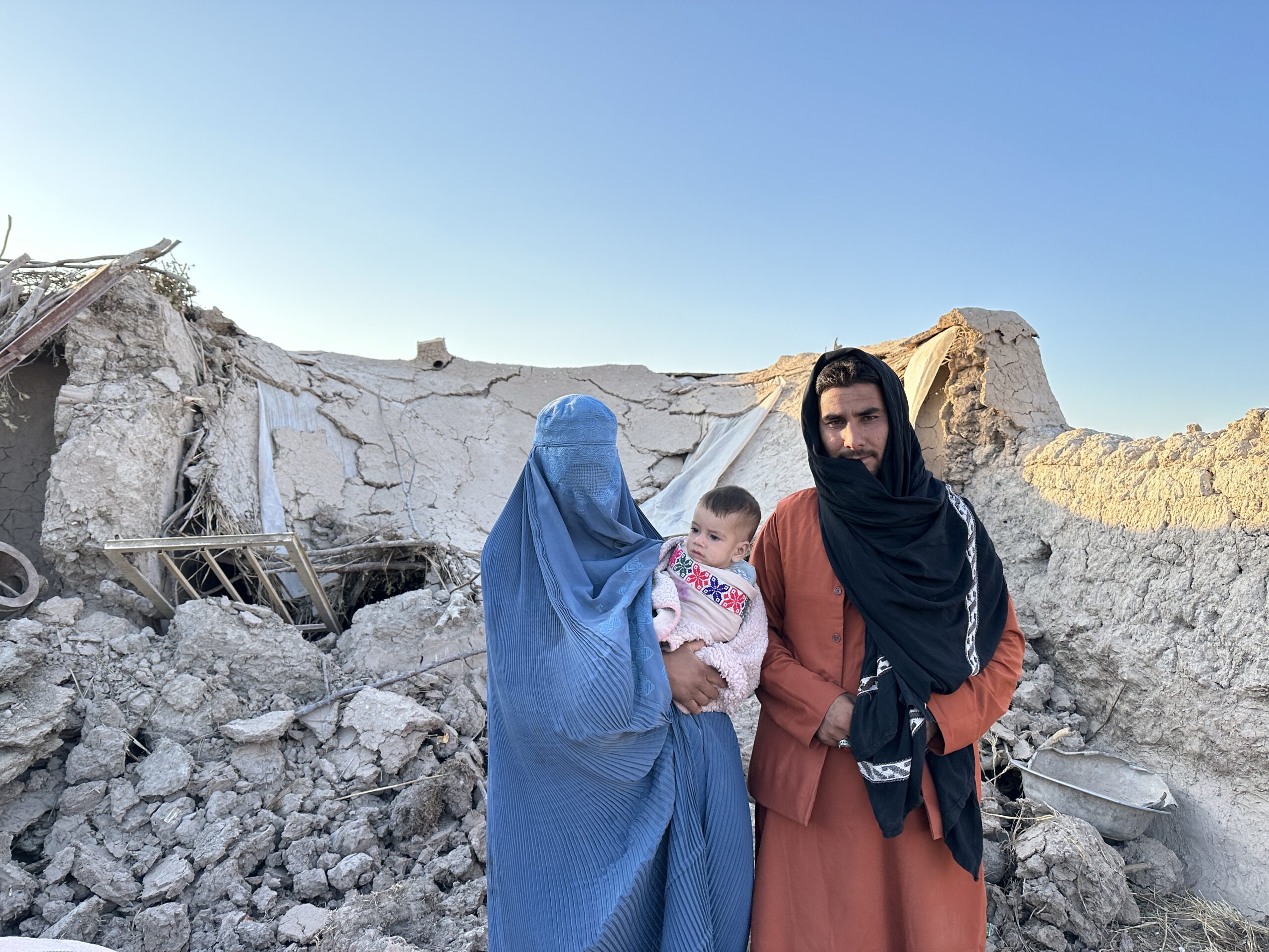 กาซี เดินทางกลับมาจากอิหร่าน หลังเดินทางไปทำงานก่อนกลับมาและพบว่าบ้านของครอบครัวถูกทำลาย © UNHCR/Caroline Gluck