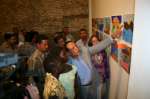 L'Ambassadeur de bonne volonté de l'UNHCR, Adel Imam, apprécie le travail d'un groupe de jeunes filles réfugiées, lors du vernissage de l'exposition au Caire à la Townhouse Gallery à l'occasion de la Journée mondiale du réfugié 2005.